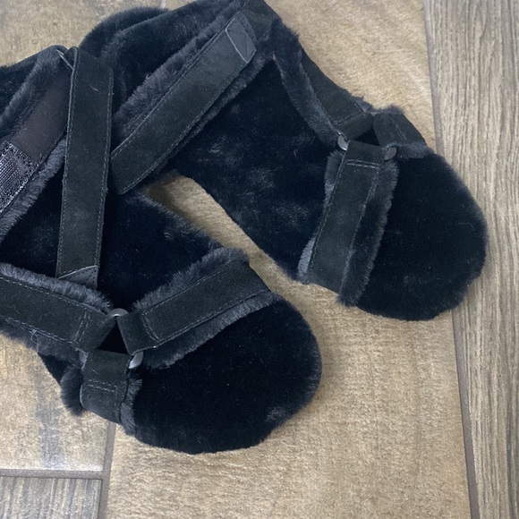 Vionic Viva faux fur sandals size 9. - Picture 10 of 11